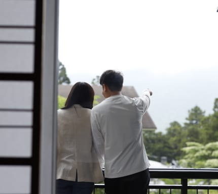男女のお客様が部屋から景色を眺めている