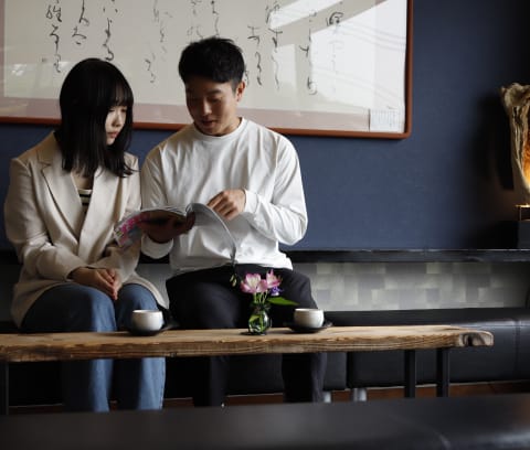 男女のお客様が雑誌を読んでいる