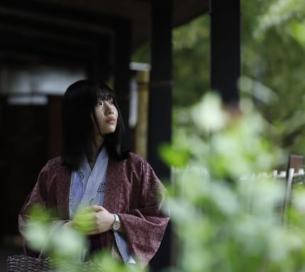 女性のお客様が湯上りに外を眺めている